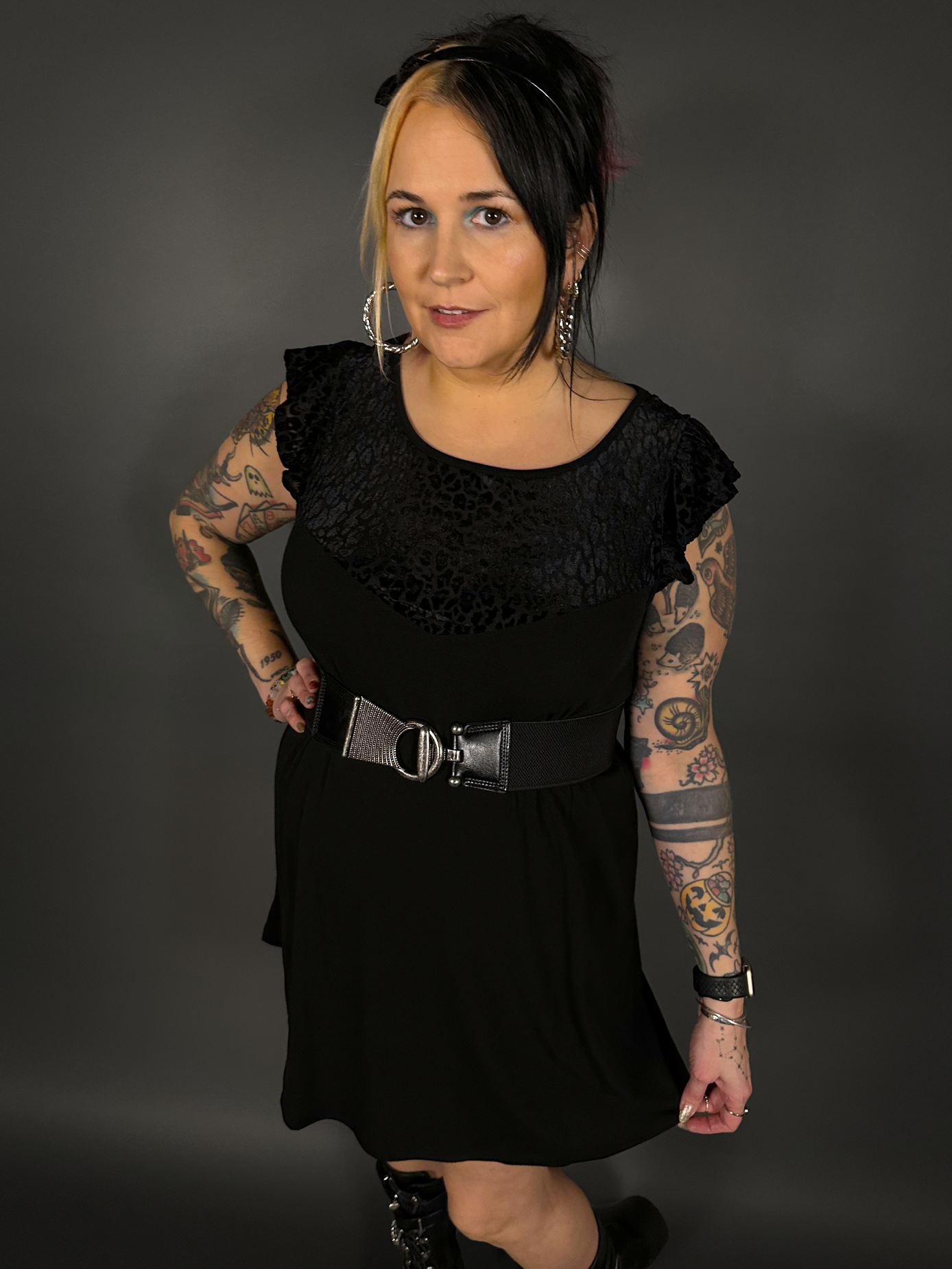Outfit Set - Flutter Sleeve Animal Print Dress in Black & Retro Style Textured Buckle Corset Belt