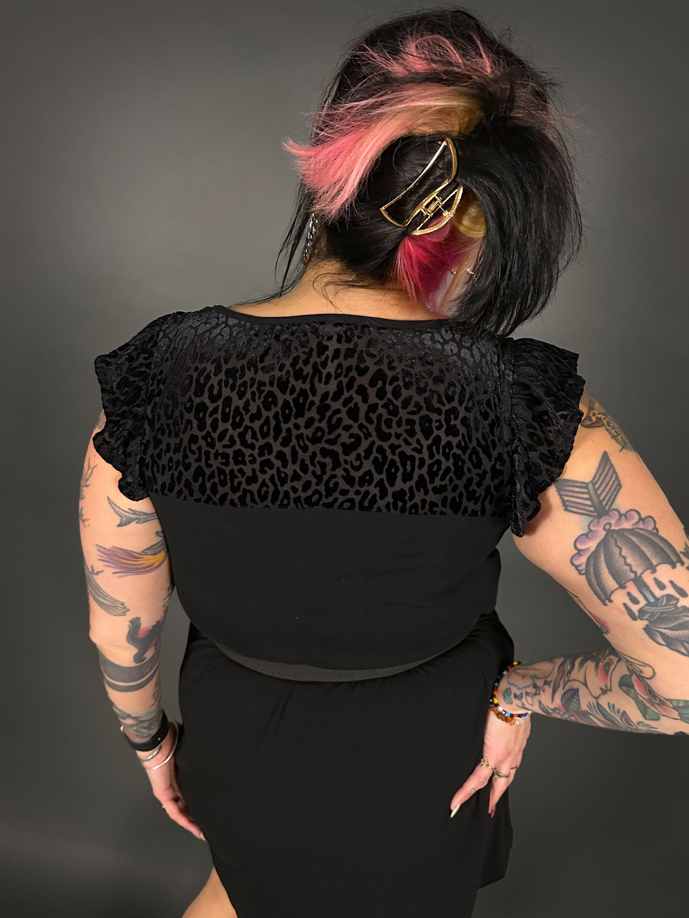 Outfit Set - Flutter Sleeve Animal Print Dress in Black & Retro Style Textured Buckle Corset Belt