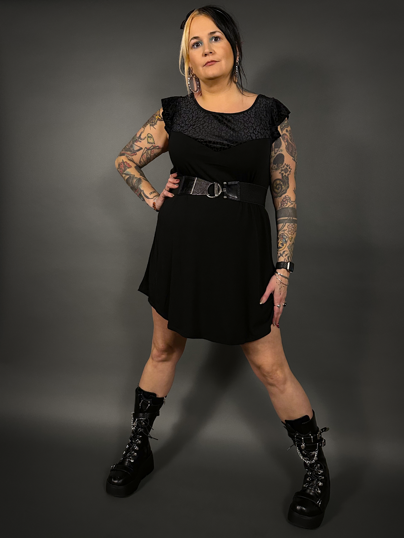 Outfit Set - Flutter Sleeve Animal Print Dress in Black & Retro Style Textured Buckle Corset Belt