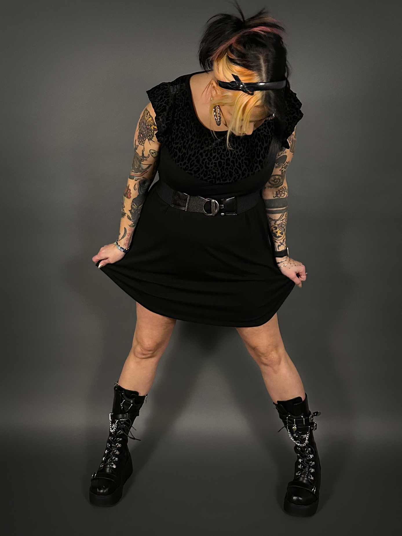 Outfit Set - Flutter Sleeve Animal Print Dress in Black & Retro Style Textured Buckle Corset Belt