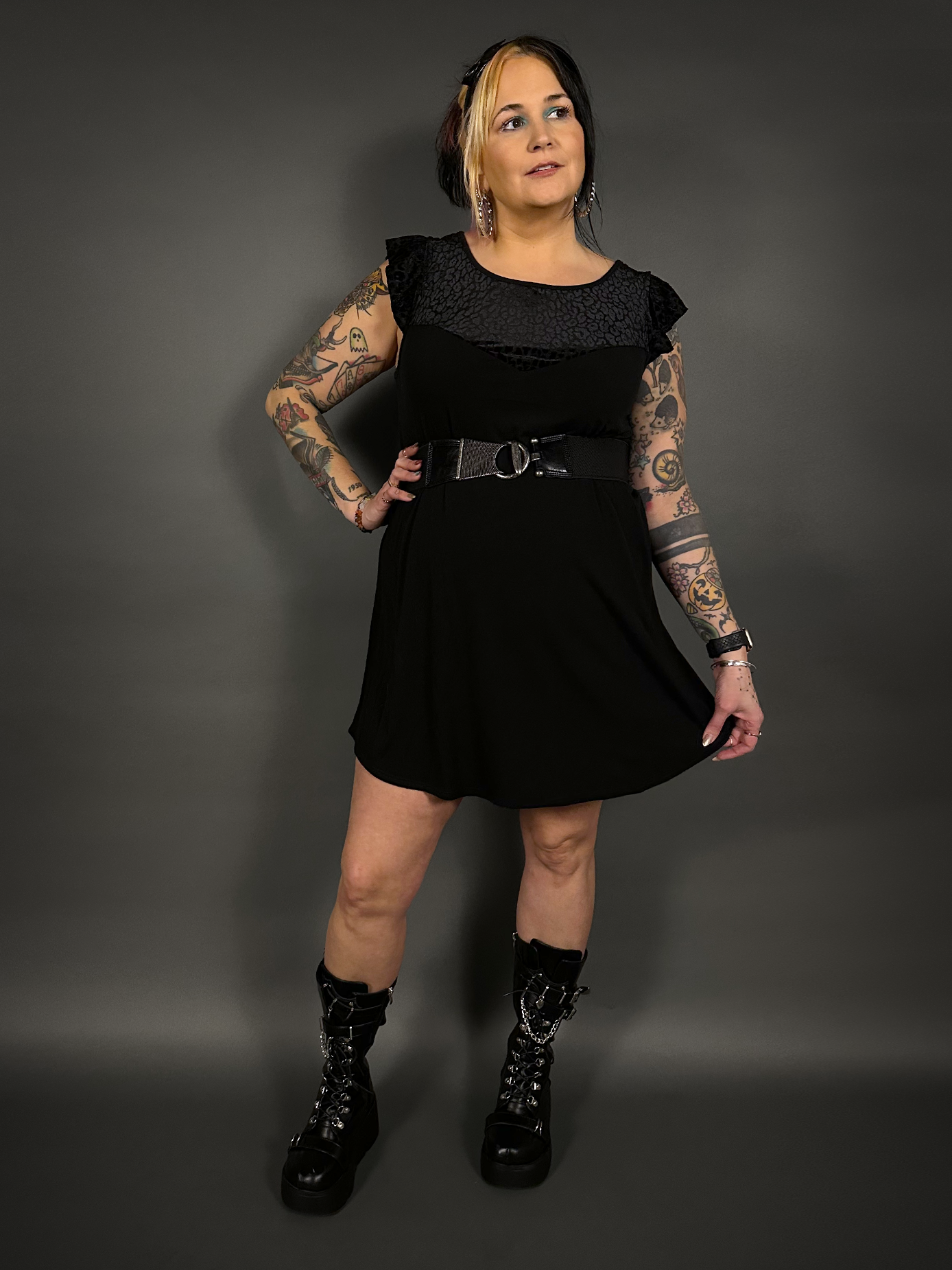 Outfit Set - Flutter Sleeve Animal Print Dress in Black & Retro Style Textured Buckle Corset Belt