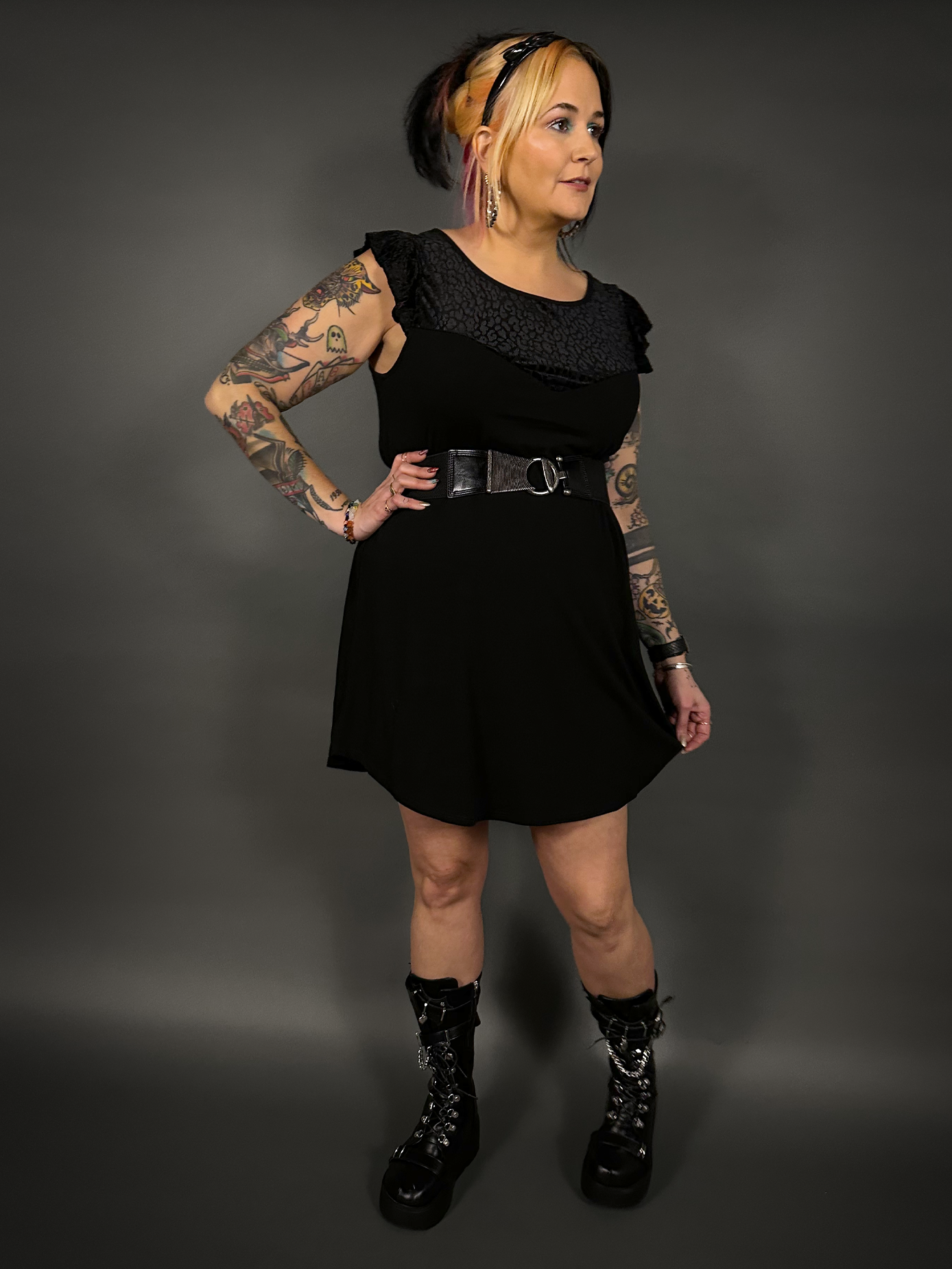 Outfit Set - Flutter Sleeve Animal Print Dress in Black & Retro Style Textured Buckle Corset Belt