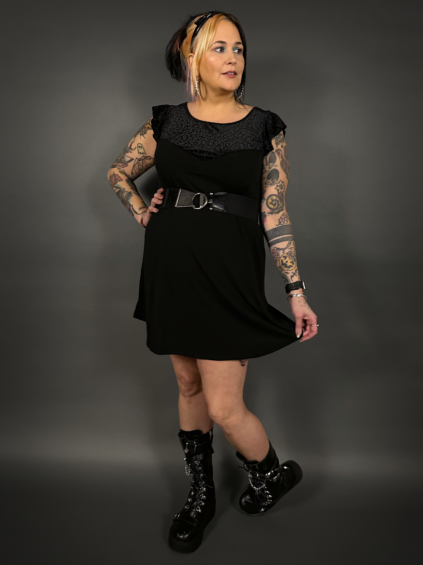 Outfit Set - Flutter Sleeve Animal Print Dress in Black & Retro Style Textured Buckle Corset Belt