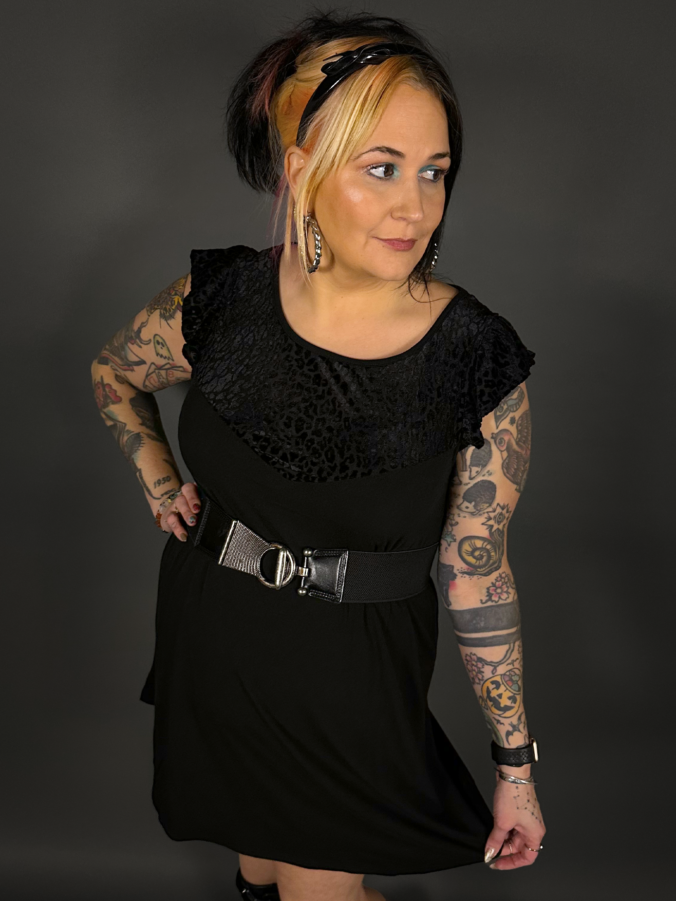 Outfit Set - Flutter Sleeve Animal Print Dress in Black & Retro Style Textured Buckle Corset Belt